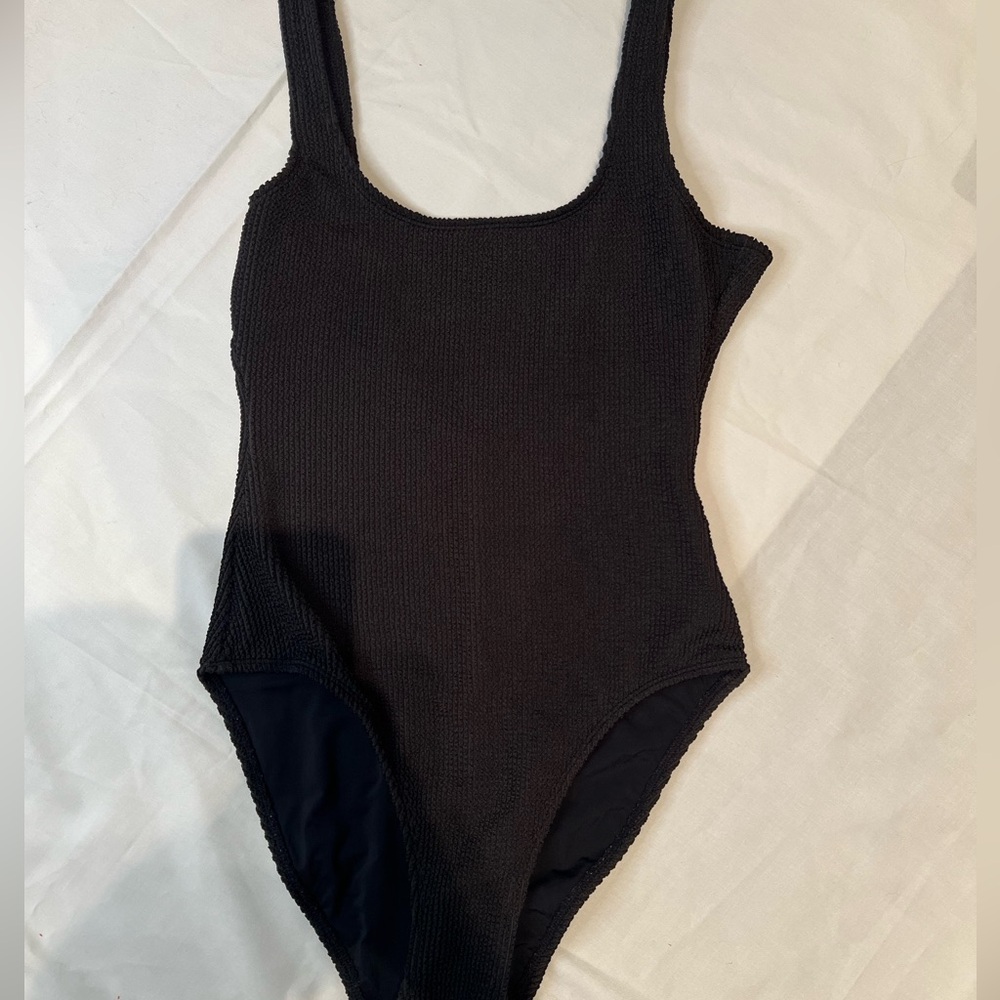 Good American Black Textured Scoop One-Piece Swimsuit - Picture 7 of 11
